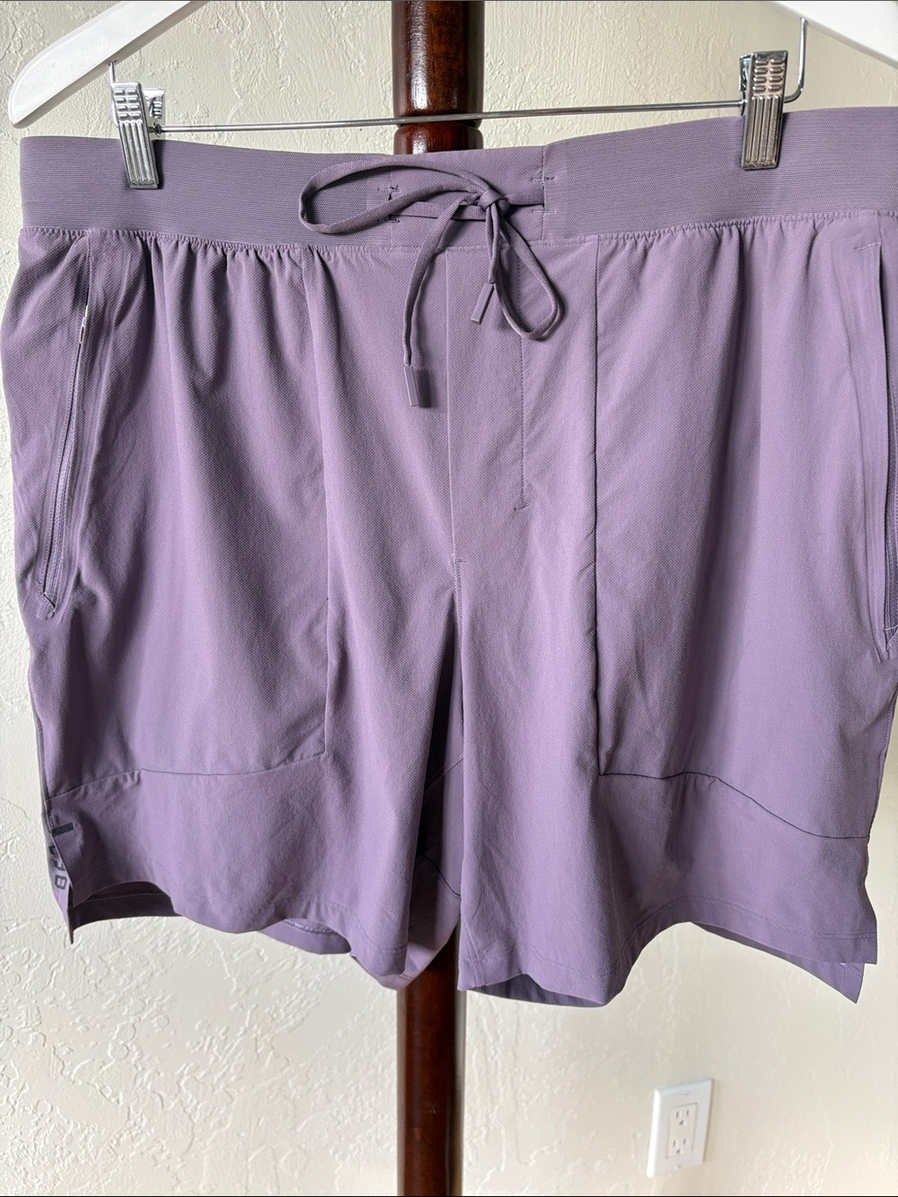Men’s Lululemon License to train short with built in liner.